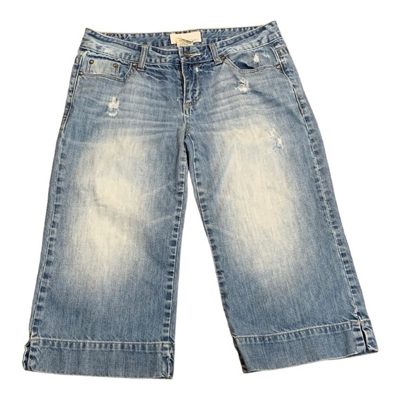 💰Maurices Wide leg Low Rise Cropped Light Wash Distressed Capris - Size 9-10 - Picture 1 of 9